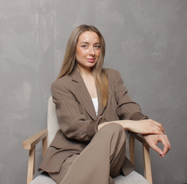 Kosmetologė Gintarė ant kėdės