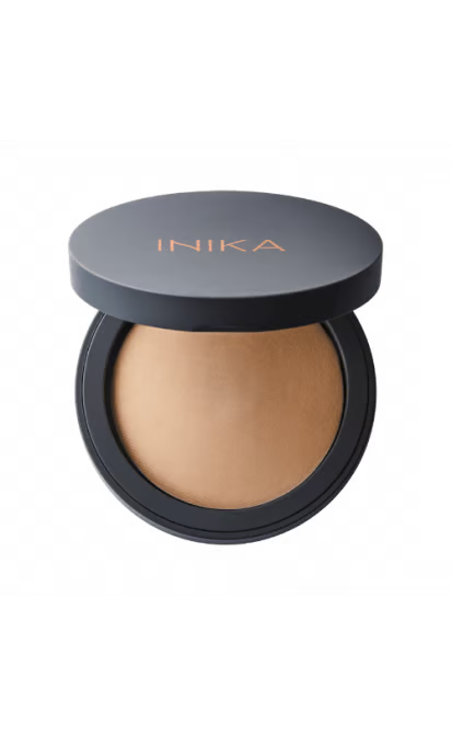 INIKA Organic kompaktinė mineralinė pudra - Nurture, 8 g, baltos spalvos fone