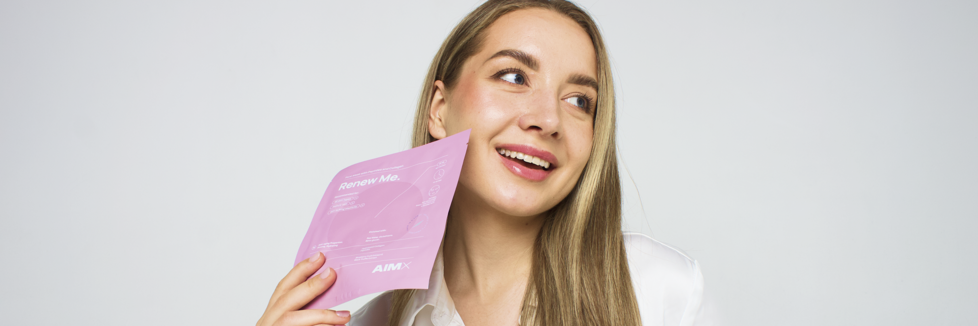 AIMX veido kaukės laikomos šalia kosmetologės Gintarės veido