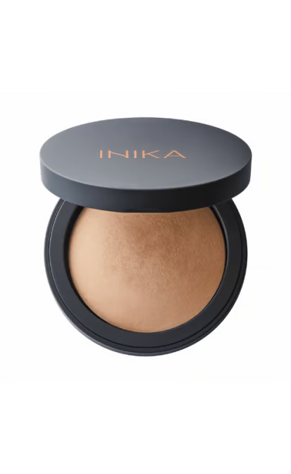 INIKA Organic kompaktinė mineralinė pudra - Patience, 8 g, baltos spalvos fone